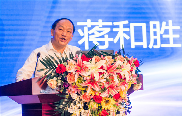 四川大學(xué)黨委委員、經(jīng)濟(jì)學(xué)院教授委員會(huì)主席、博導(dǎo)蔣和勝教授作了《當(dāng)前宏觀經(jīng)濟(jì)形勢(shì)與產(chǎn)業(yè)轉(zhuǎn)型升級(jí)》專題講座.jpg